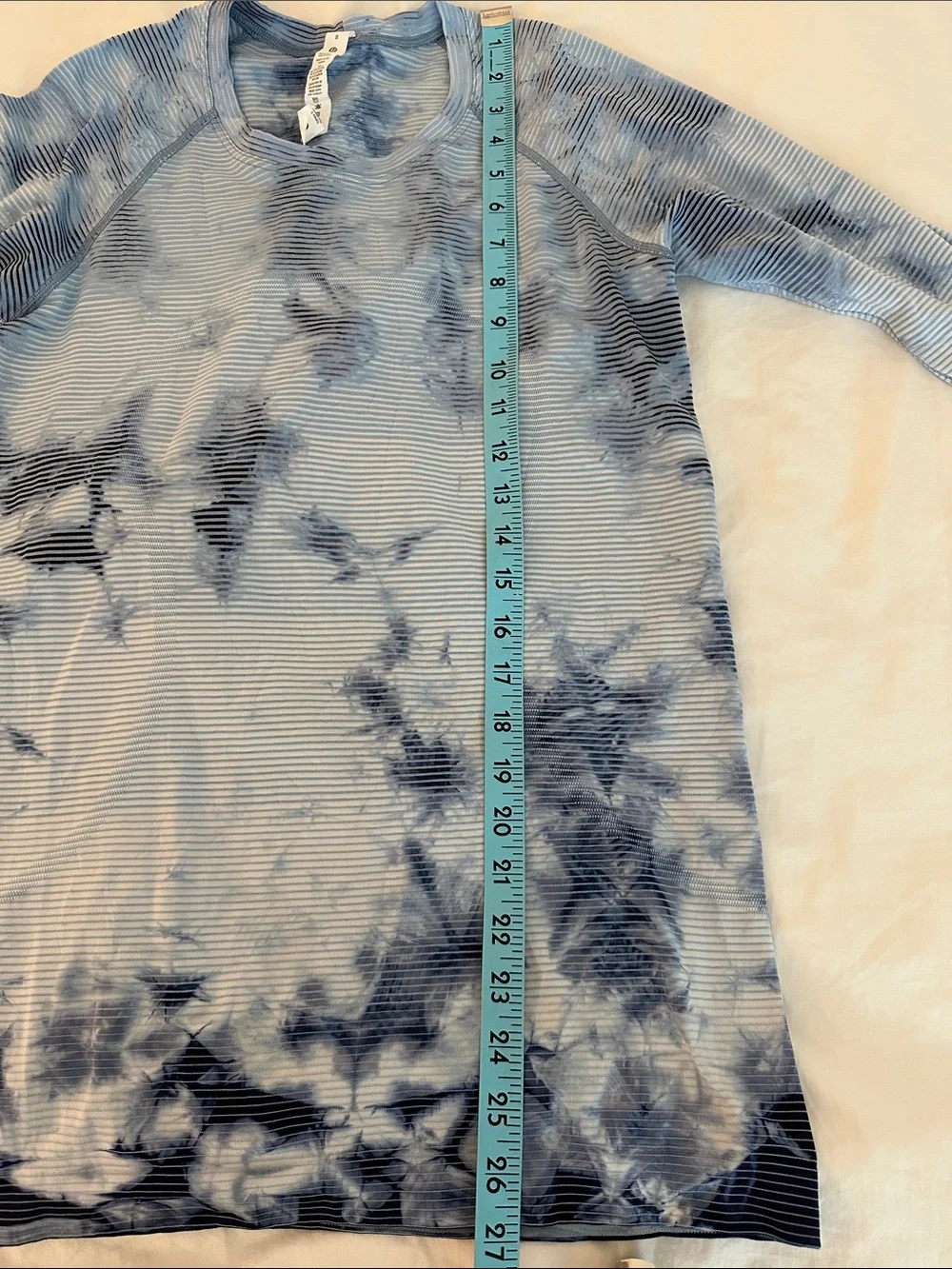 Lululemon Blue & White Athletic Tie-Dye Long Sleeve Crew Neck Top - size 8 EUC